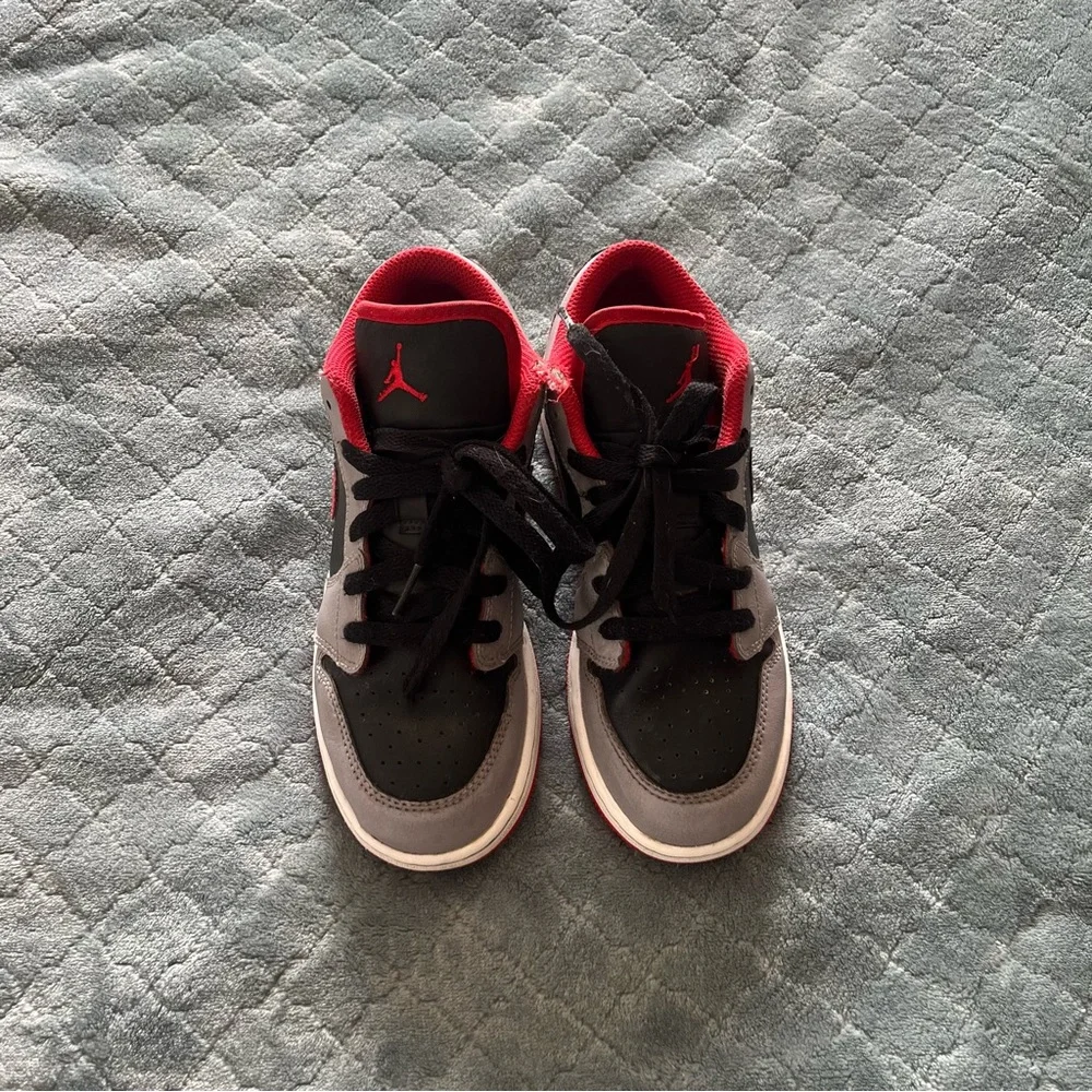 Jordan Black and Red low-Top Sneakers‎ Classic Design 4Y